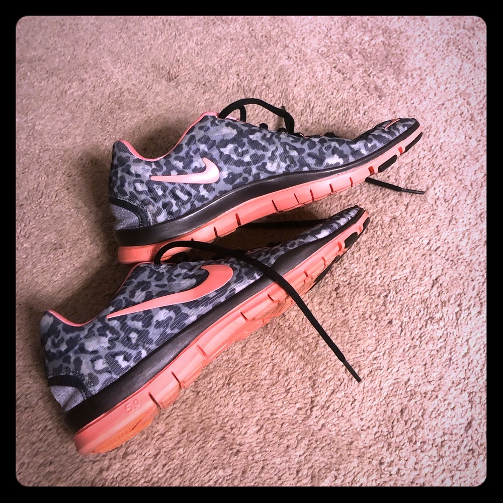 Gently worn cute coral leopard Nike’s!